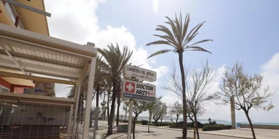 Menschenleere Strandpromenade in S'Arenal. Foto: Clara Margais/dpa