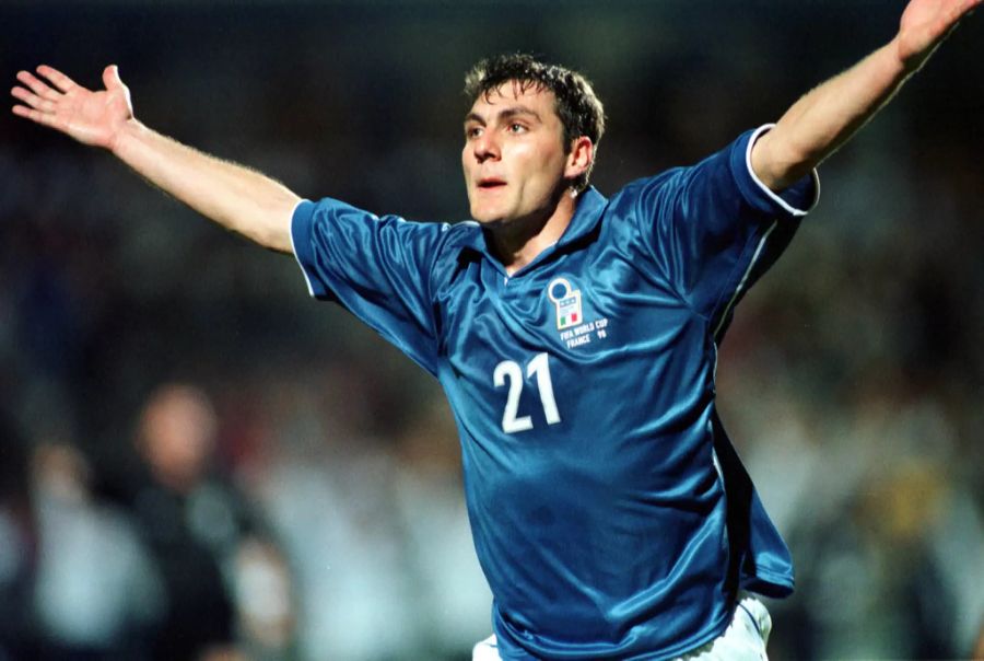 Christian Vieri jubelt im Dress der italienischen Nationalmannschaft.