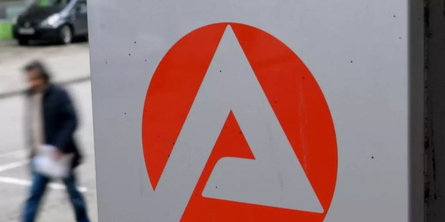 Nur wenige Langzeitarbeitslose schaffen den Sprung in reguläre Jobs. Foto: Sonja Wurtscheid/dpa