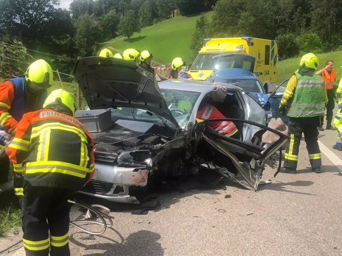 Ein silberner Golf kollidierte am frühen Nachmittag auf der Umfahrungsstrasse Ebnat-Kappel mit zwei Autos. wattwil sg