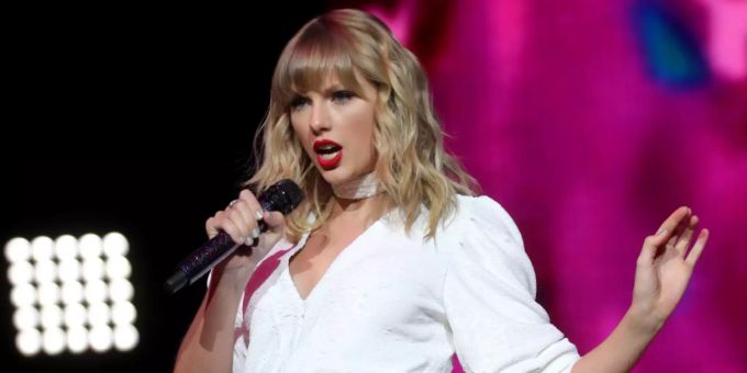 US-Sängerin Taylor Swift tritt beim Capital's Jingle Bell Ball in der O2 Arena auf. Swift hat kurzfristig eine neue Platte angekündigt. taylor swift