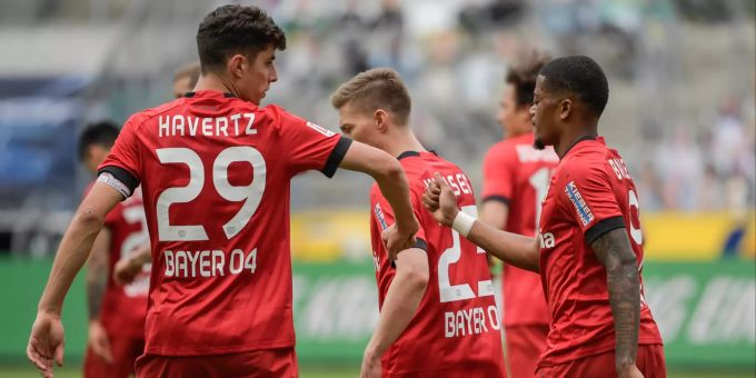 Leon Bailey (rechts) bejubelt einen Treffer von Bayer Leverkusen. Läuft er bald für Manchester City auf? Manchester City Leon Bailey