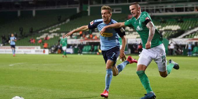 Gladbachs Patrick Herrmann (l) kämpft mit Marco Friedl vom SV Werder Bremen um den Ball. SV Werder Bremen