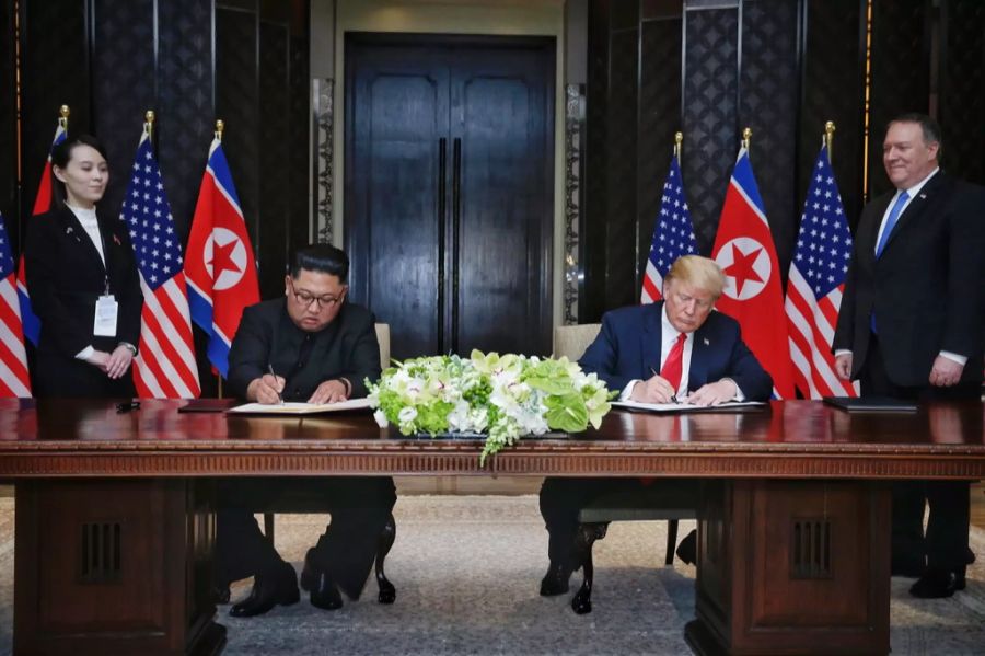 Erstmals trafen sich ein US-Präsident und ein nordkoreanisches Staatspberhaupt. Inhalt der gemeinsamen Erklärung war eine Intensivierung der politischen Beziehungen.