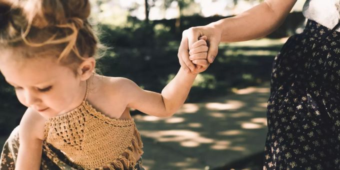 Für die Gemeinde Unterkulm wird eine Tagesmutter / ein Tagesvater gesucht. Kind mit Mutter