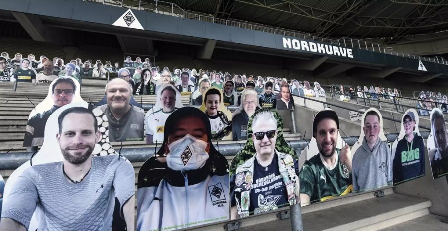 Die Gladbach-Fans sind als Pappfiguren im Stadion präsent.