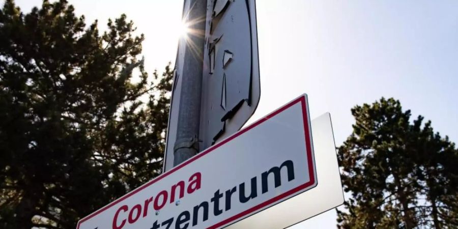 Wegweiser zu einem Testzentrum. Foto: Swen Pförtner/dpa