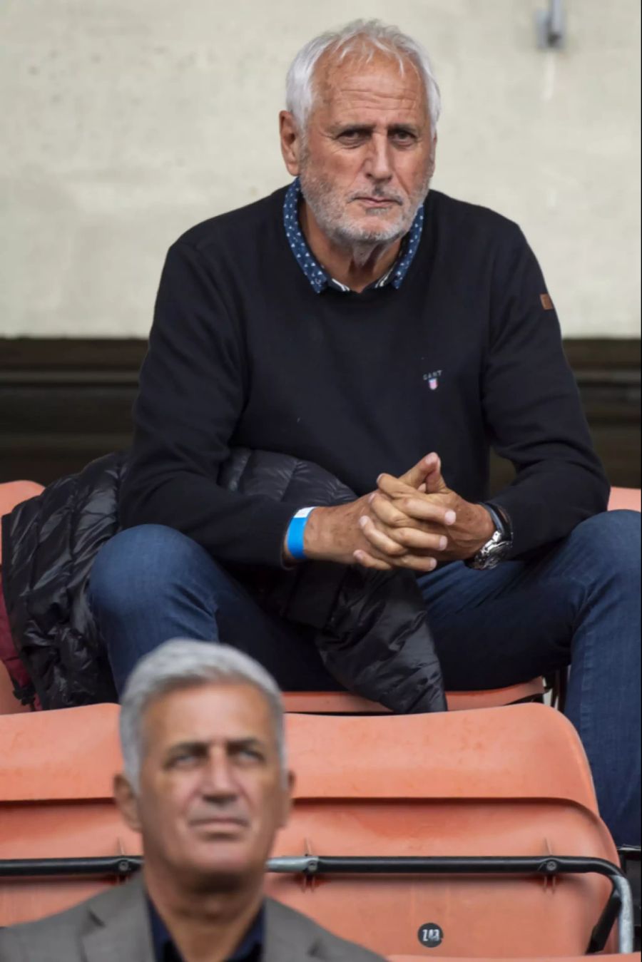 Nati-Trainer Vladimir Petkovic (vorne) und Kosovo-Trainer Bernard Challandes (hinten) verfolgen das Spiel in Lausanne.