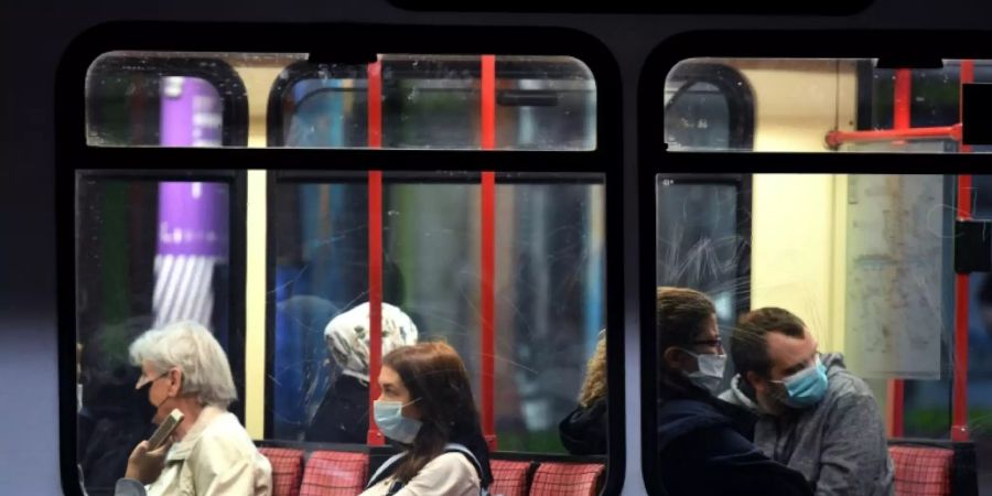Maskenträger in Berliner U-Bahn