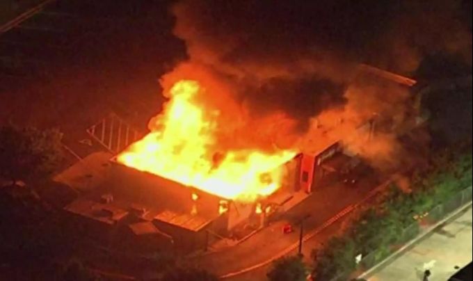 Die CNN teilte dieses Bild: Die «Wendy's»-Filiale in Atlanta steht in Flammen. Atlanta
