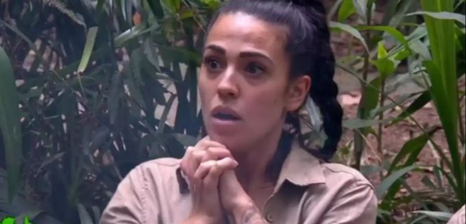 Die Schweizerin Elena Miras geschockt, als sie von ihrem Exit beim Dschungelcamp erfährt Elena Miras