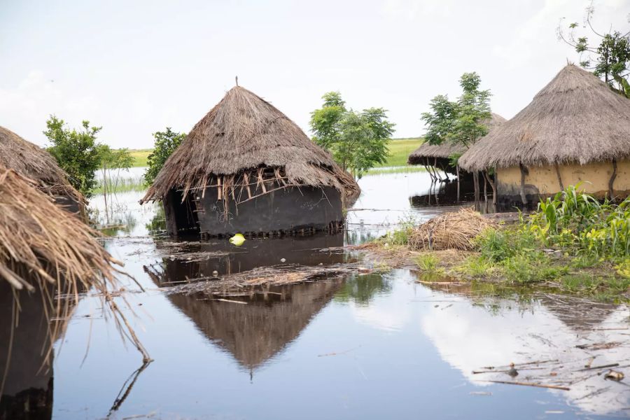 Überschwemmte Hütten in Uganda