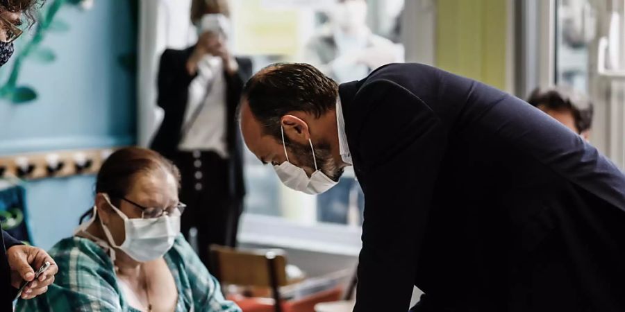 Frankreichs Premierminister Édouard Philippe gibt in Le Havre seine Stimme ab.