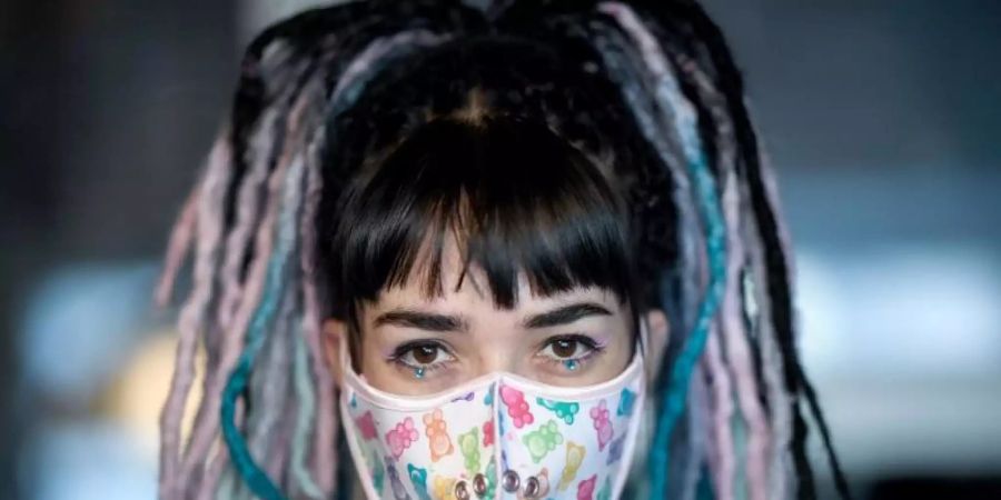 Die Designerin Hadas Foguel zeigt eine Mundschutz-Maske ihres Labels «Foguelina». Foto: Britta Pedersen/dpa-Zentralbild/dpa