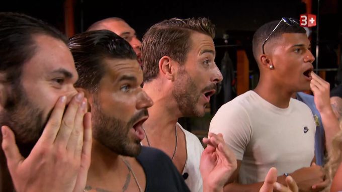 Grosse Augen machen während des Kampfs auch die anderen Bachelorette 2020 Kandidaten. Bachelorette 2020