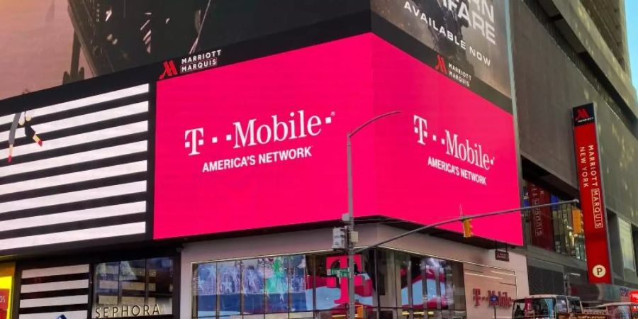 Eine Filiale des Mobilfunkproviders T-Mobile US am Times Square in New York. Foto: Christoph Dernbach/dpa