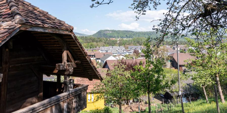 Blick vom alten Schulhaus aus auf alte und neue Uttigen.