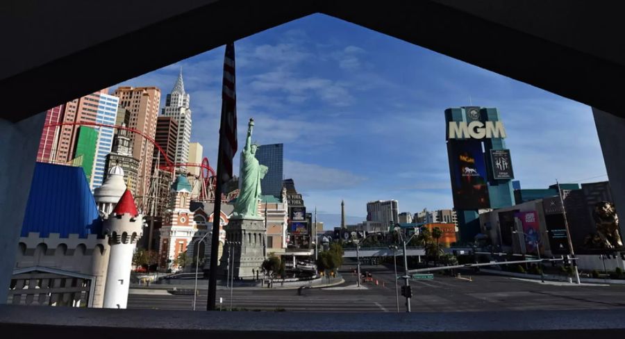 Blick auf den legendären Las Vegas Strip. Die Stadt in der Wüste von Nevada, welche mit ihren Casinos und Hotels hauptsächlich vom Tourismus lebt, ist von der Corona-Pandemie besonders betroffen.