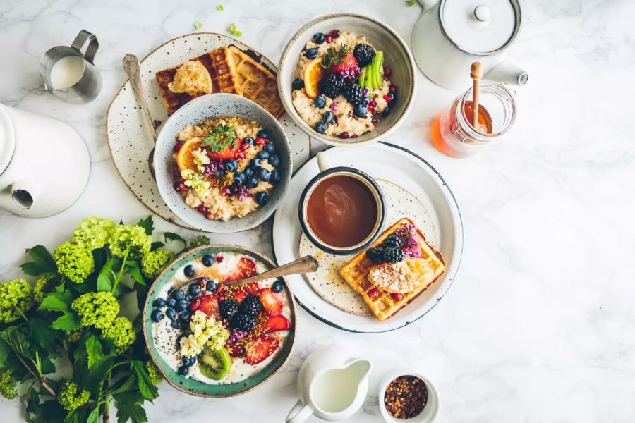 Müsli und Waffeln zum Frühstück