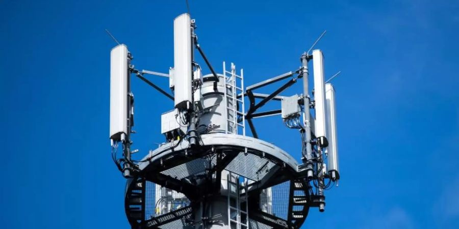 Ein Mast mit verschiedenen Antennen von Mobilfunkanbietern. Foto: Jens Büttner/zb/dpa