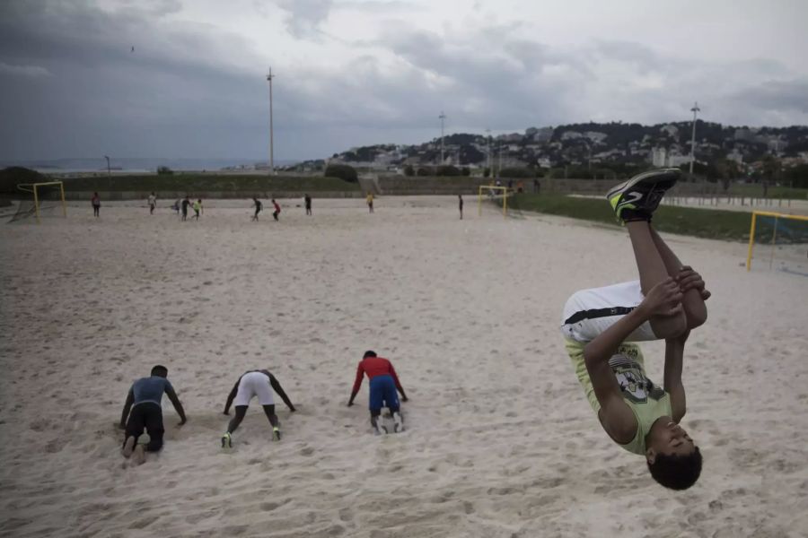 Junge Menschen treiben am Samstag, 16. Mai, an einem Strand in der Nähe von Marseille Sport.