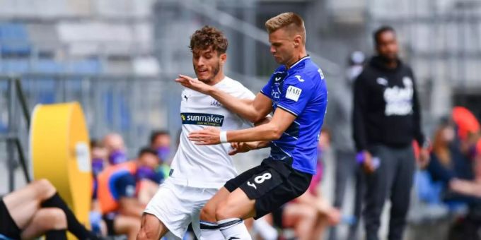 Der Bielefelder Florian Hartherz (r) im Zweikampf mit Bashkim Ajdini vom VfL Osnabrück. Foto: Stuart Franklin/Getty/POOL/dpa Der Bielefelder Florian Hartherz (r) im Zweikampf mit Bashkim Ajdini vom VfL Osnabrück. Foto: Stuart Franklin/Getty/POOL/dpa