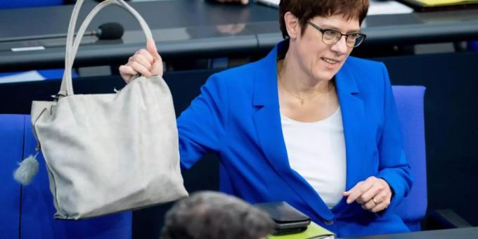 CDU-Chefin Annegret Kramp-Karrenbauer und Arbeitsminister Hubertus Heil (SPD). Foto: Kay Nietfeld/dpa CDU-Chefin Annegret Kramp-Karrenbauer und Arbeitsminister Hubertus Heil (SPD). Foto: Kay Nietfeld/dpa