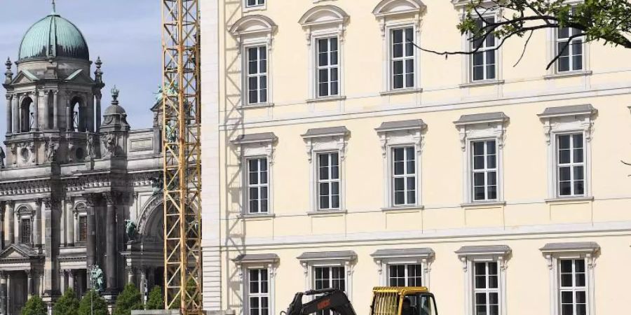Bagger auf der Baustelle des Freiheits- und Einheitsdenkmal in Berlin. Foto: Britta Pedersen/dpa-Zentralbild/dpa
