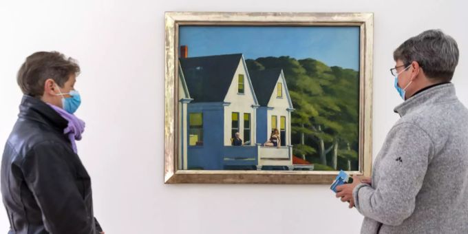 Zwei Besucherinnen mit Gesichtsmaske vor dem Werk Second Story Sunlight (1960) des amerikanischen Künstlers Edward Hopper am Tag der Wiedereröffnung. edward hopper