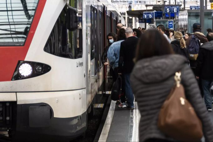 Pendler in Lausanne. Das Personenaufkommen im ÖV ist wieder enorm gestiegen. coronavirus SBB pendler