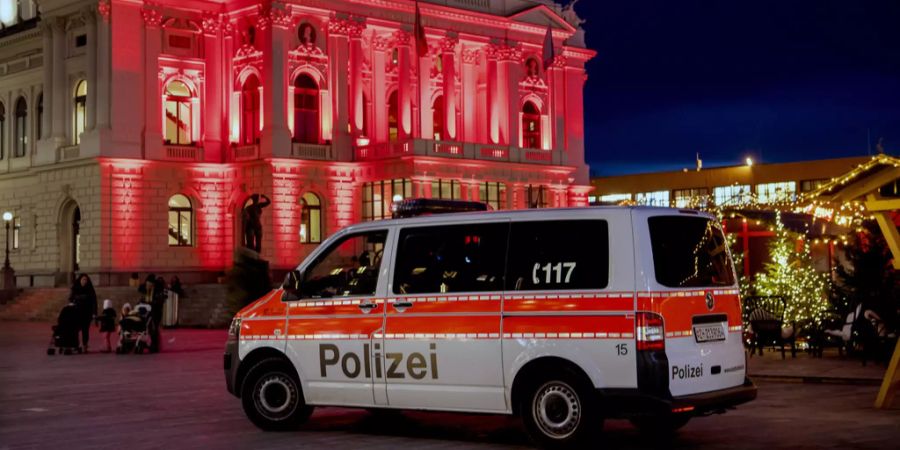 Ein Wagen der Polizei vor der Oper am Bellevue in Zürich. (Archivbild)