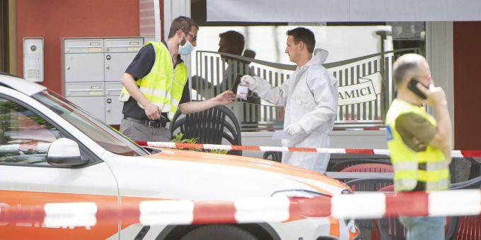 Die Polizei und Forensiker bei einem Restaurant am Rande der Piazza Grande von Giubiasco, wo eine Schiesserei mit drei Toten stattfand. Giubiasco zwei polizist
