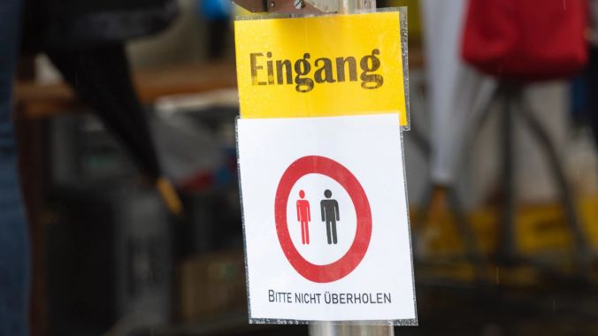 Verkehrsschilder in Pandemie-Zeiten.
