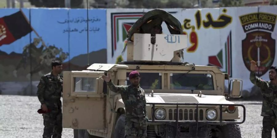 Afghanische Spezialkräfte am Stadtrand von Kabul Wache. Hier hat sich am frühen Morgen ein Selbstmordanschlag ereignet, bei dem mindestens drei Menschen getötet und 15 weitere verletzt worden sind. Foto: Rahmat Gul/AP/dpa