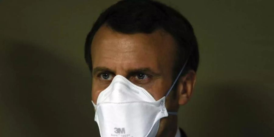 Emmanuel Macron, Präsident von Frankreich, trägt einen Mundschutz des Herstellers 3M während eines Besuches in einem Armeekrankenhaus. Foto: Mathieu Cugnot/EPA POOL/AP/dpa