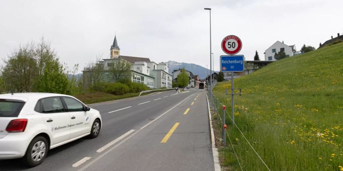 Einfahrt vor Schübelbach in Reichenburg. Einfahrt vor Schübelbach in Reichenburg.
