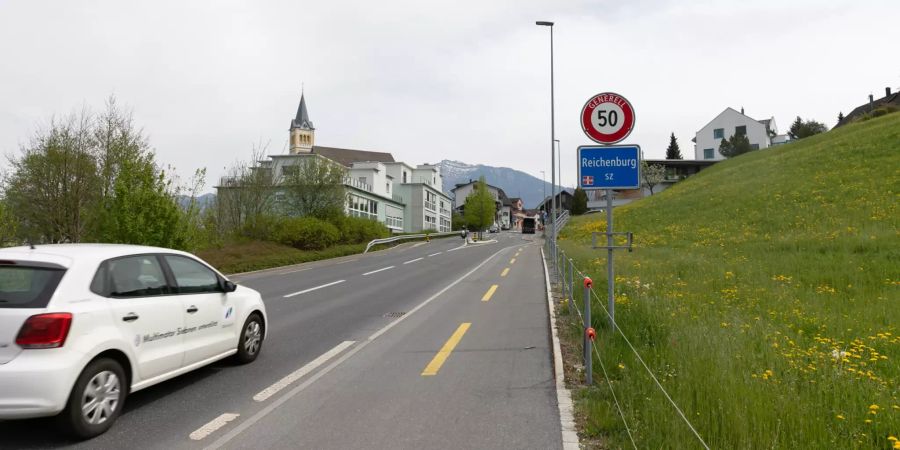 Einfahrt vor Schübelbach in Reichenburg.