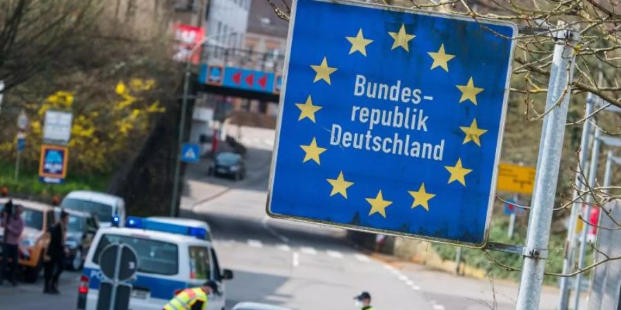 Beamte der Bundespolizei kontrollieren ein Fahrzeug. Foto: Oliver Dietze/dpa