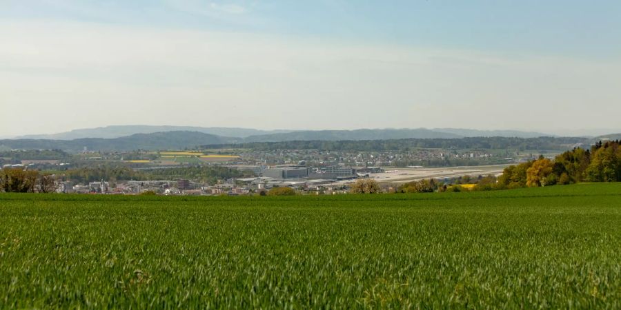 Aussicht über Kloten und das Flughafengelände.