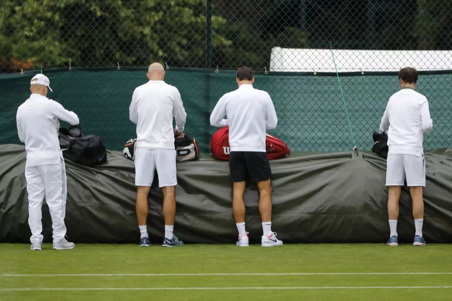 Pierre Paganini, Ivan Ljubicic, Roger Federer und Severin Lüthi (v.l.) vor einem Training 2017 in Wimbledon.