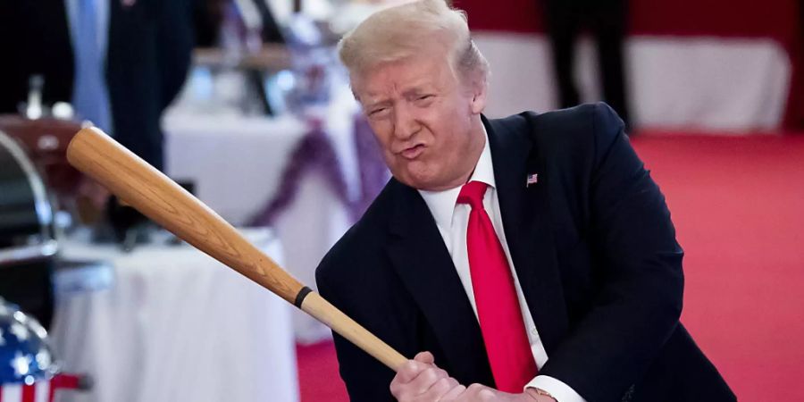 Die US-Baseball-Liga hat zahlreiche Spieler vor Beginn des Wettbewerbs positiv auf das Coronavirus getestet. Im Bild US-Präsident Donald Trump bei einem Show-Anlass am 2. Juli 2020. (Archivbild).