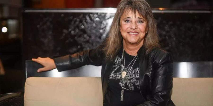 Suzi Quatro stellt den Dokumentarfilm «Suzi Q» in Stuttgart vor. Foto: Christoph Schmidt/dpa