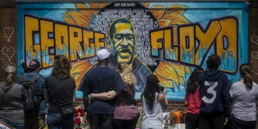 Menschen trauern in Minneapolis um George Floyd. Sportler aus aller Welt zeigen nach dem Tod des Afroamerikaners ihr Mitgefühl. Foto: Bebeto Matthews/AP/dpa