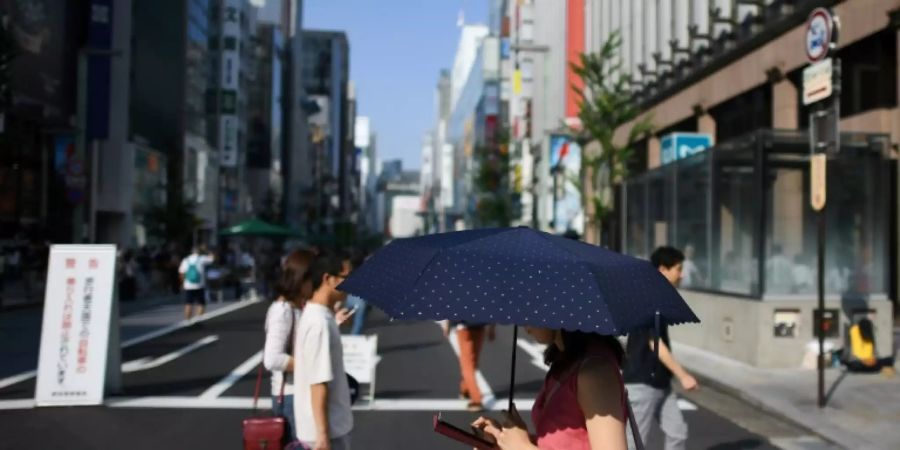 Japanische Fussgängerin mit Handy