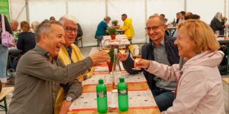 Galerie - Kloten: Erfolgreiche Street Food Tavolata trotz Regenwetter
