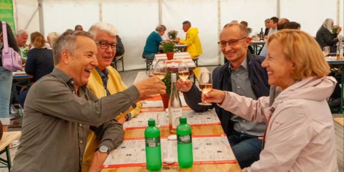 Bernhard, Thomas, Stadtpräsident René Huber und Silvia geniessen ein Glas Wein. Street Food Tavolata Kloten
