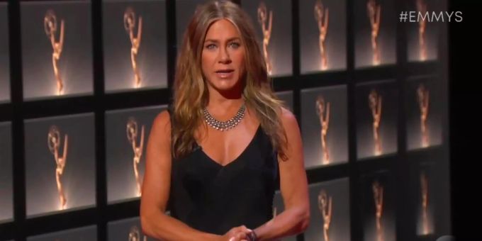 Schauspielerin Jennifer Aniston während der Übertragung der Emmy Awards. jennifer aniston