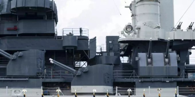 Donald Trump, Präsident der USA, spricht vor dem ehemaligen Schlachtschiff «USS Battleship North Carolina» während einer Veranstaltung zur Ernennung von Wilmington zur Gedenkstadt an den Zweiten Weltkrieg. Foto: Evan Vucci/AP/dpa Donald Trump, Präsident der USA, spricht vor dem ehemaligen Schlachtschiff «USS Battleship North Carolina» während einer Veranstaltung zur Ernennung von Wilmington zur Gedenkstadt an den Zweiten Weltkrieg. Foto: Evan Vucci/AP/dpa