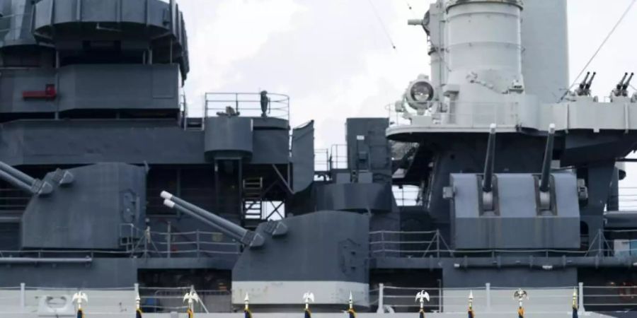 Donald Trump, Präsident der USA, spricht vor dem ehemaligen Schlachtschiff «USS Battleship North Carolina» während einer Veranstaltung zur Ernennung von Wilmington zur Gedenkstadt an den Zweiten Weltkrieg. Foto: Evan Vucci/AP/dpa