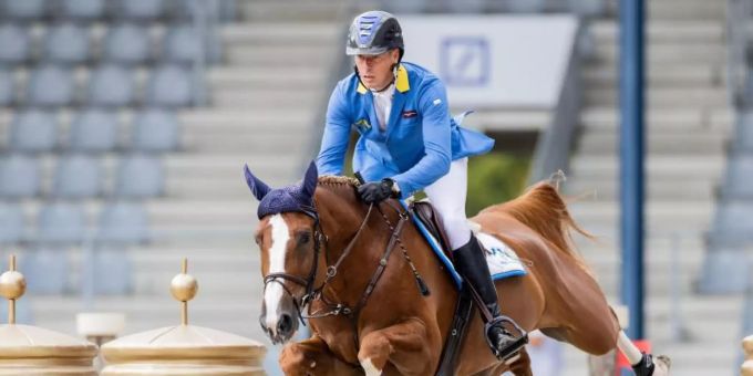 Christian Ahlmann überspringt auf seinem Pferd ein Hindernis. christian ahlmann